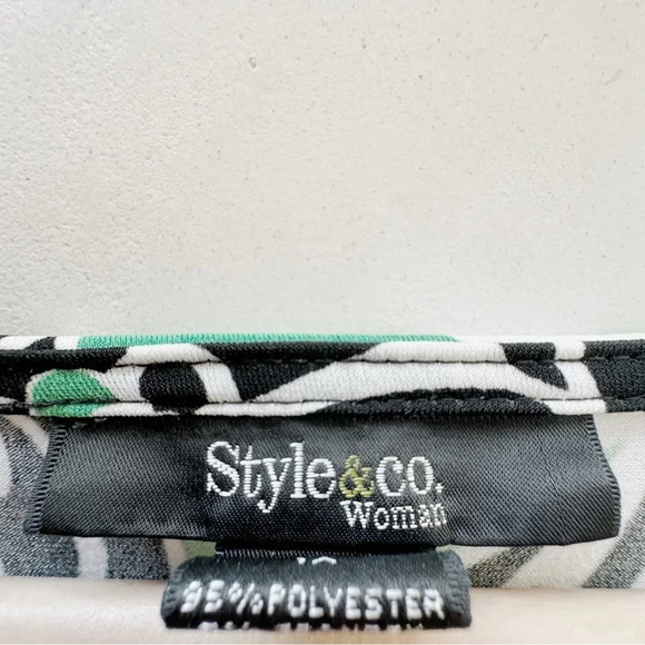 Style & Co || Women’s  Kelly Green and Black Floral Drapey Blouse 1X - Picture 6 of 10